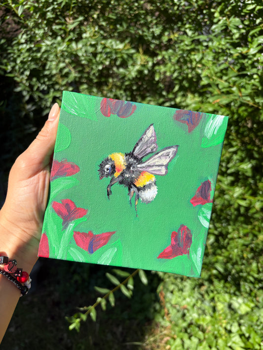 Handgemaltes Acrylbild 'Bien-Melissa': Biene zwischen Mohnblumen auf grünem Grund, 15×15 cm Leinwand, in der Hand gehalten vor grünem Hintergrund